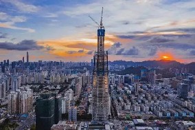 旭東圍擋廠家祝賀，深圳又一高樓388米 順利封頂 ！